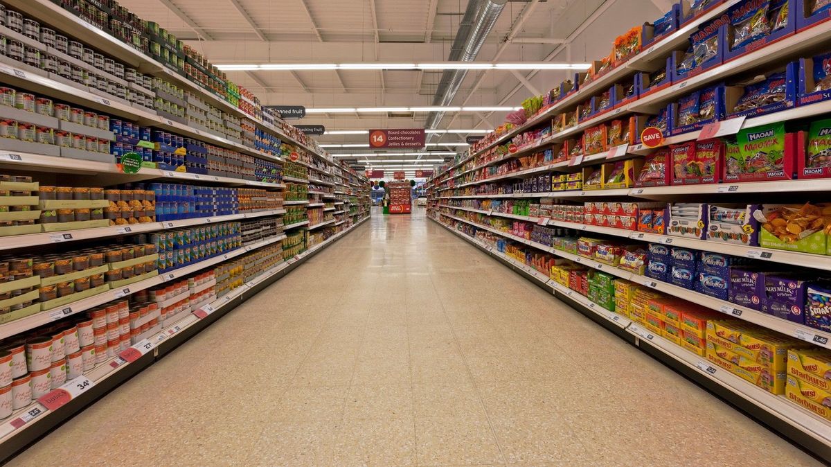 Autista v Británii léta doplňoval regály zdarma. Když se zeptal na placenou práci, dostal vyhazov